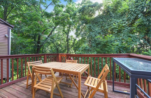 Marshall-Shadeland Apartment | House of Fun - Large Family Home w/HotTub & Games