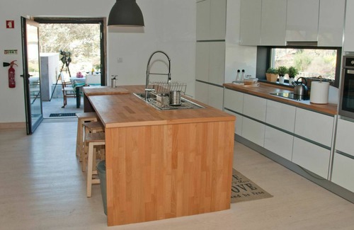 Vila Franca da Serra House | House of the Rivers Guard, on the river