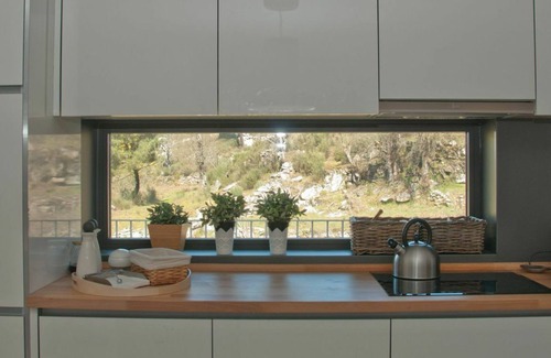 Vila Franca da Serra House | House of the Rivers Guard, on the river