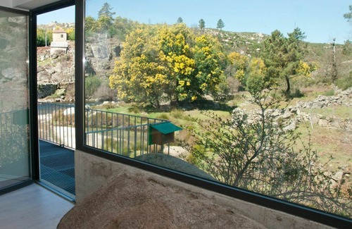 Vila Franca da Serra House | House of the Rivers Guard, on the river