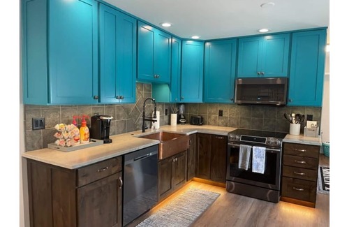 Greenwood House | House on 7 acre lake. Newly Renovated 3 Bed 2 Bath