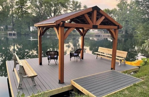 Greenwood House | House on 7 acre lake. Newly Renovated 3 Bed 2 Bath
