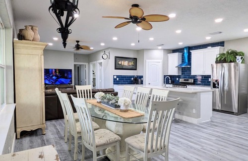 Hitchcock House | House on the bay. Fishing, crabbing, boating, kayaking close to Galveston.