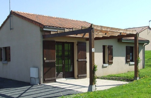 Moncontour House | House on the edge of a lake with Leisure Center near Futuroscope