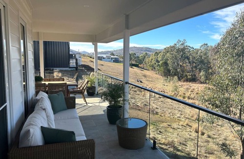Wodonga House | House on the Hill - with VRBO