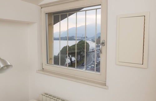 Lovere Old Town Apartment | House Piazza Del Porto