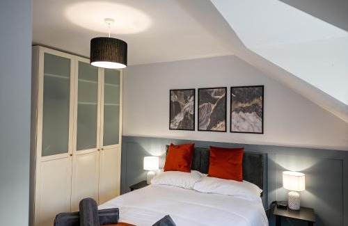 Bingham House | House Sleeps6-Garden-PetsOk-Parking-Long stay disc