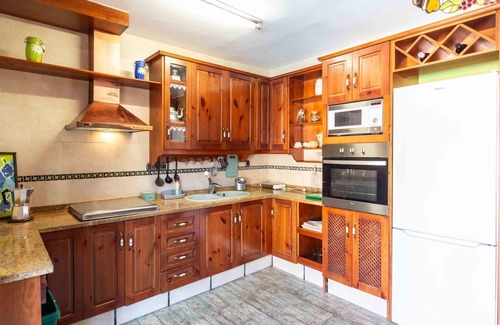 Durcal Villa | House with barbecue and pool