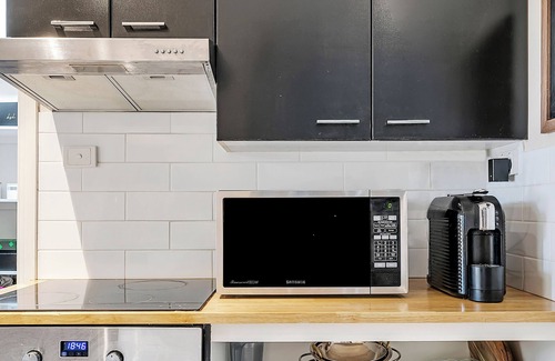 Gwandalan House | House with heated pool, fireplace and ev charger