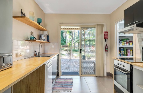 Gwandalan House | House with heated pool, fireplace and ev charger
