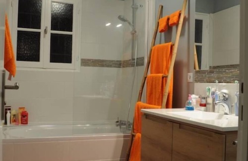 Saujon House | House with nice amenities, garden and heated pool entièremen privative