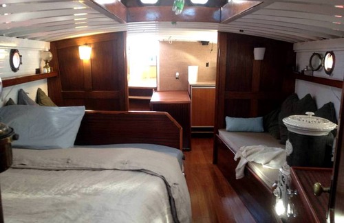 Alameda Boat Rental | Houseboat ∙ 1 bedroom ∙ 3 guests