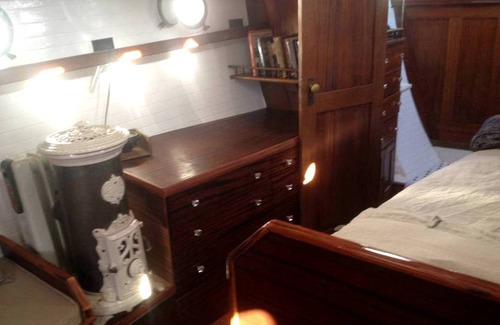 Alameda Boat Rental | Houseboat ∙ 1 bedroom ∙ 3 guests