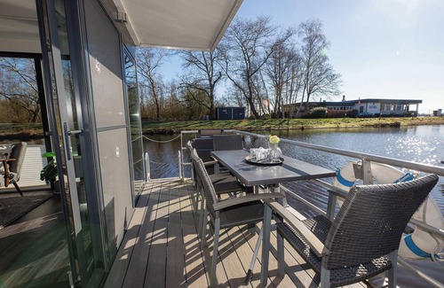 Bad Bederkesa House | Houseboat 4 Seeloft. With lake view and comfortable.