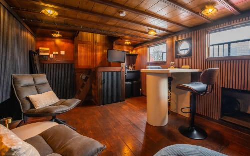 Nieuwmarkt en Lastage Bed & Breakfast | Houseboat-Amsterdam-Classic