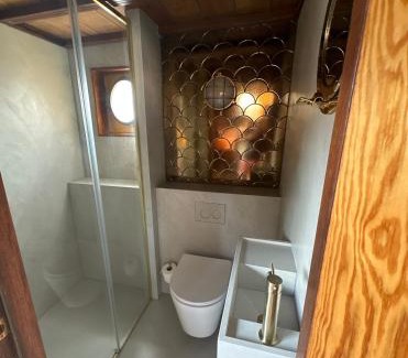 Nieuwmarkt en Lastage Bed & Breakfast | Houseboat-Amsterdam-Classic