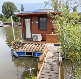 Smichov Boat Rental | Houseboat Daisy