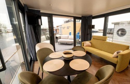 Offingawier Boat Rental | Houseboat in Offingawier with Sea View, cleaning included