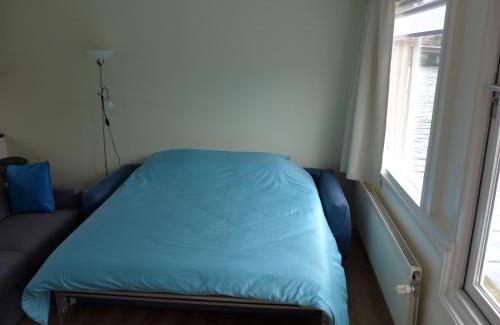 Eastern Docklands Apartment | Houseboat In The Center, 5 min walk to Tropical Museum, Free Wifi!