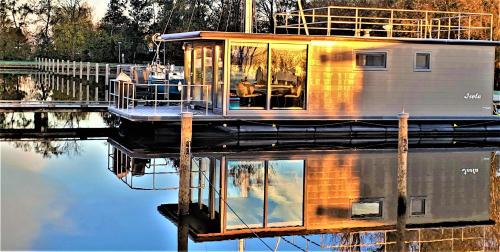 Monnickendam Boat Rental | Houseboat Isola
