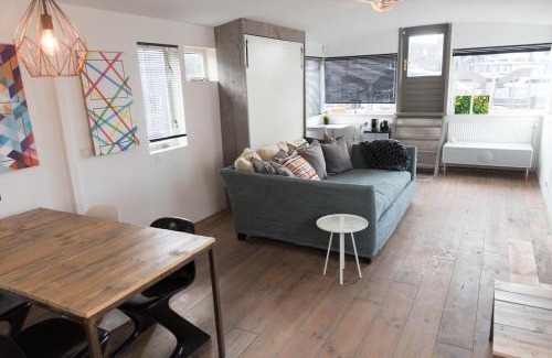Weesperzijde Bed & Breakfast | HouseBoat next to AMSTEL