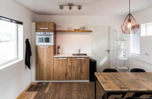 Weesperzijde Bed & Breakfast | HouseBoat next to AMSTEL