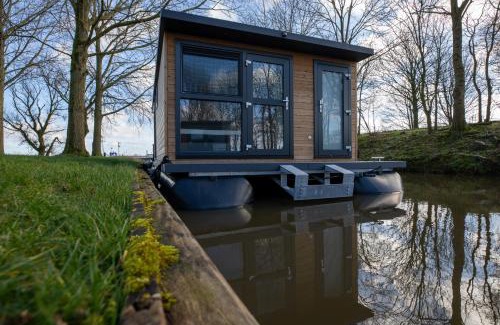 Weidum Boat Rental | Houseboats Pean-buiten Weidum