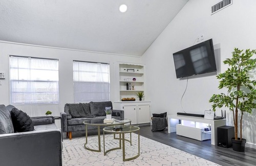 Clodine House | Houston Chinatown Retreat with Gym & Welcome Gift