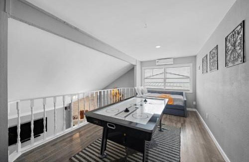 Clodine House | Houston Pool Getaway Games Parking Wifi Pet