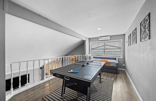 Clodine House | Houston Pool Getaway Games Parking Wifi Pet