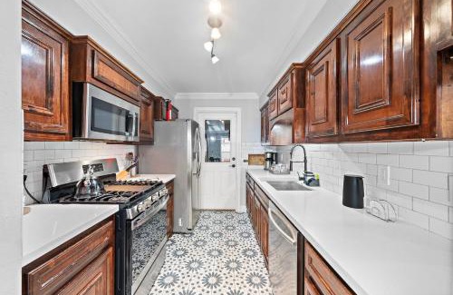 Clodine House | Houston Pool Getaway Games Parking Wifi Pet