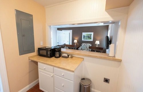 White Sulphur Springs Hotel | Howard's Creek Inn