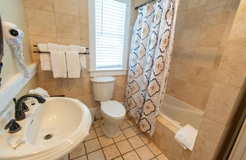 White Sulphur Springs Apartment | Howard's Creek Inn