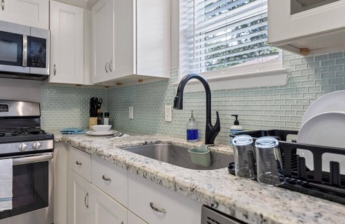 Westbury House | HTown Escape Big Pool Pet-friendly Sleeps 12 4TVs Grill