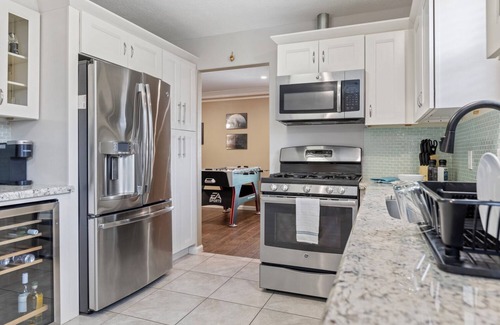 Westbury House | HTown Escape Big Pool Pet-friendly Sleeps 12 4TVs Grill