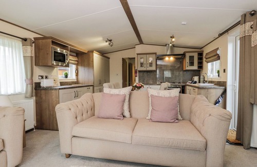 Yealand Conyers Cottage | HUDSON'S HIDEAWAY, pet friendly in South Lakeland Leisure Village
