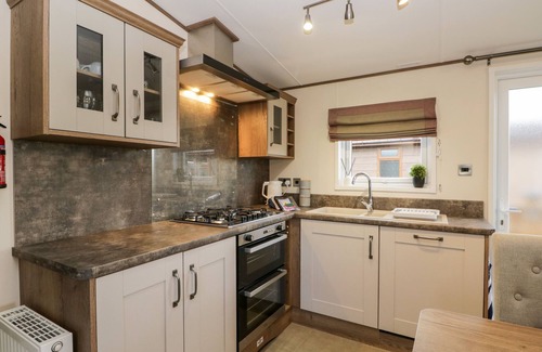 Yealand Conyers Cottage | HUDSON'S HIDEAWAY, pet friendly in South Lakeland Leisure Village