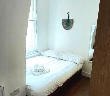 Coldharbour Apartment | Huge 3 bedroom flat @ Brixton St