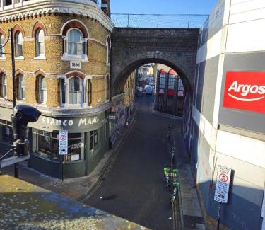 Coldharbour Apartment | Huge 3 bedroom flat @ Brixton St