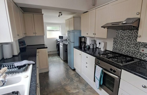 Kettering House | Huge 4 bed in the heart of Kettering