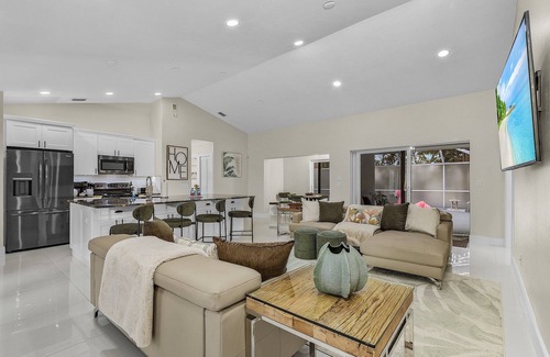 Willoughby Acres House | Huge 5BR Heated Pool, BBQ, 3 Suites Nr Beaches,Pets OK