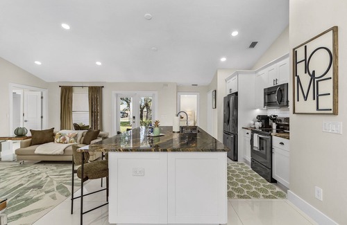 Willoughby Acres House | Huge 5BR Heated Pool, BBQ, 3 Suites Nr Beaches,Pets OK