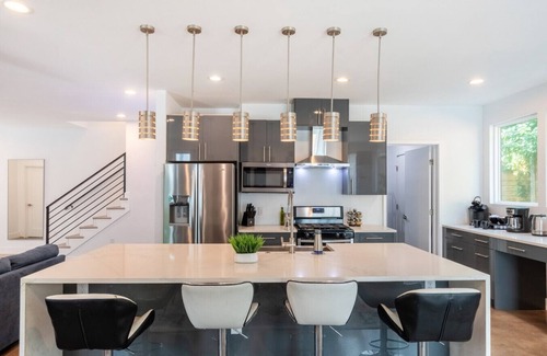 Blackshear-Prospect Hill House | Huge 6BR Gem w/Hot Tub - Near Downtown, SXSW