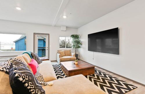 South Perry District Apartment | HUGE-Fun-Trendy Apt by Perry District & Downtown