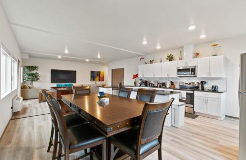 South Perry District Apartment | HUGE-Fun-Trendy Apt by Perry District & Downtown