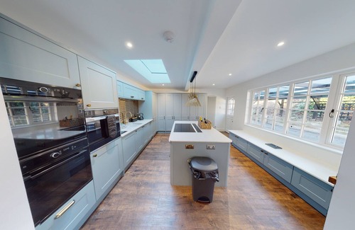 Clearbrook House | HUGE HOUSE DEVON - HOT TUB - PLAY AREA - GAMES ROOM - PARKING