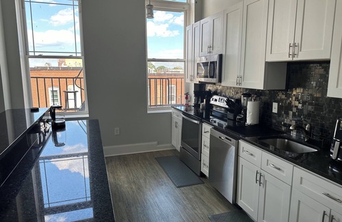 Downtown Baltimore Apartment | Huge Luxurious Downtown 4Bedrm/3Bath w/parking & a view- 5mins from Penn Station