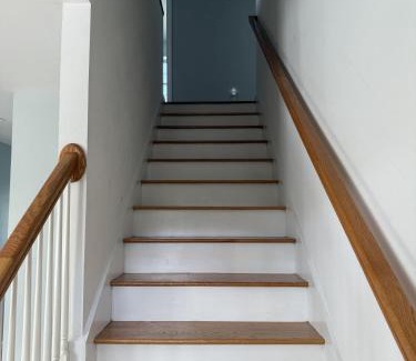 Scarborough House | Huge Modern Townhome 10mins to Beach