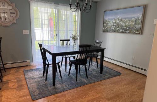 Scarborough House | Huge Modern Townhome 10mins to Beach