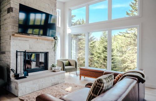 Riviere-Rouge House | Huge Waterfront Modern Cottage on the Rouge River